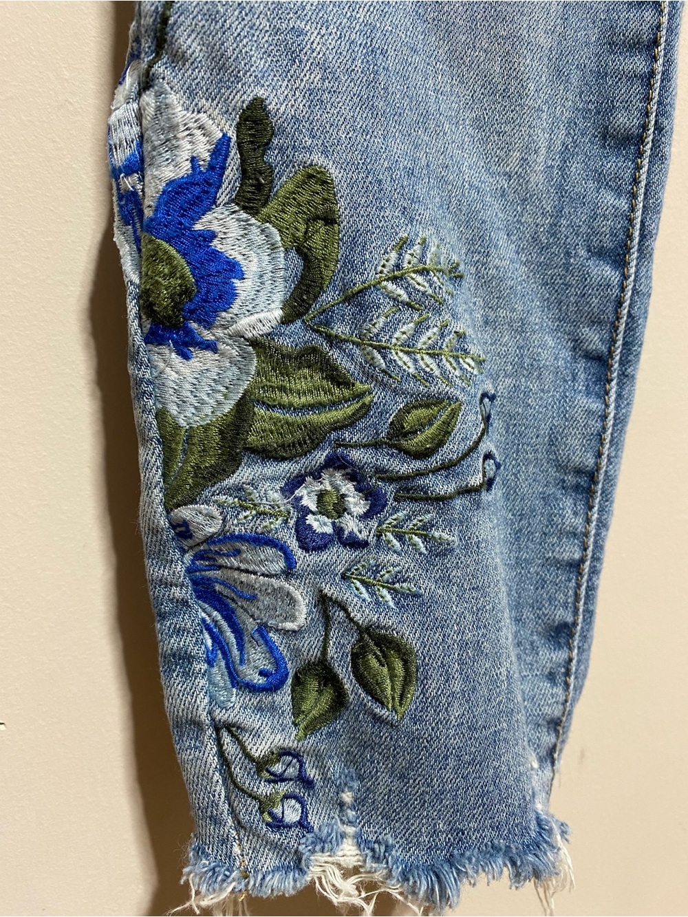 Blank NYC Floral Embroidered Skinny Jeans Boho Beachy Cottage Size 28 - Picture 5 of 15